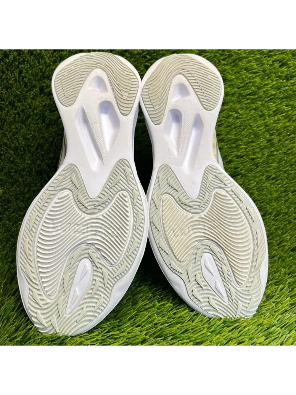 Nike Zoom Gravity Womens Size 8 Beige White Athletic Running Shoes Sneakers